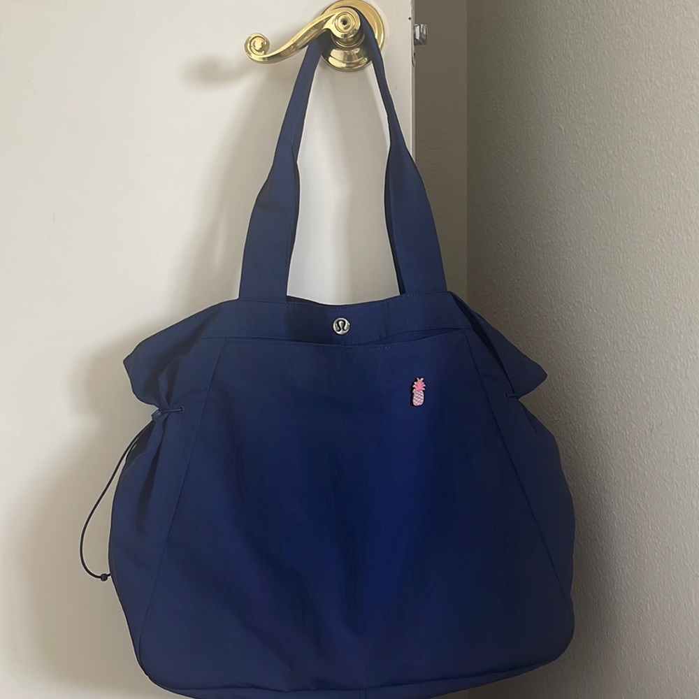 Lululemon shopper bag